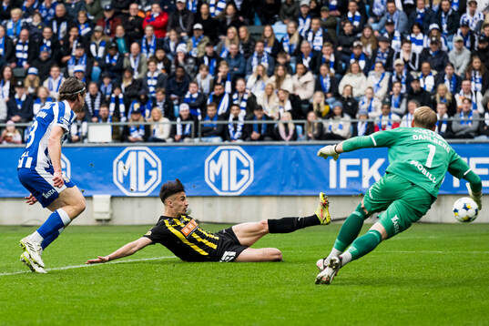 Häckens Srdjan Hrstic gör 0-1 bakom IFK Göteborgs