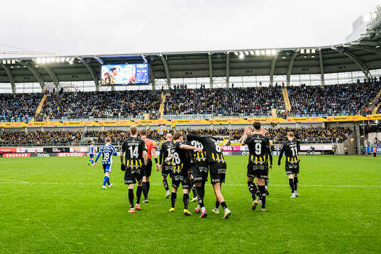 Häckens Amor Layouni jublar