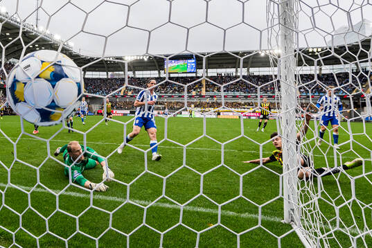 Häckens Srdjan Hrstic gör 0-1 på IFK Göteborgs målvakt