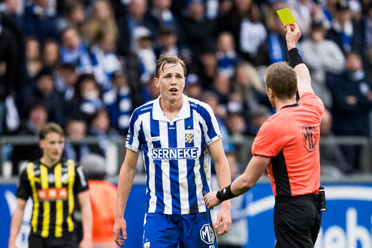 IFK Göteborgs Adam Carlén får ett gult kort