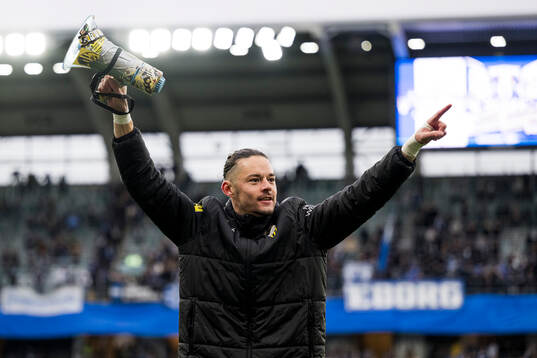 Häckens Amor Layouni jublar