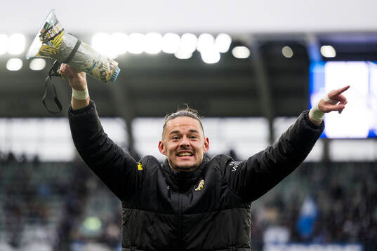 Häckens Amor Layouni jublar