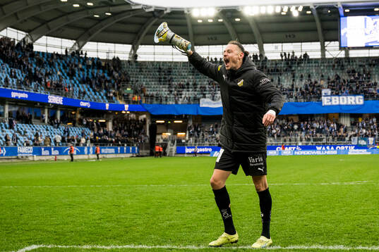 Häckens Amor Layouni jublar