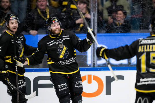 AIKs Lukas Zetterberg jublar 3-3