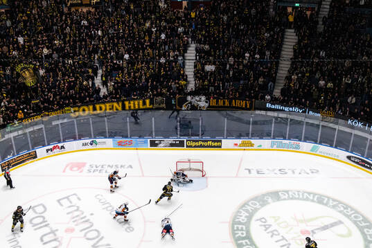 AIKs Lukas Zetterberg gör 3-3 bakom Djurgårdens målvakt