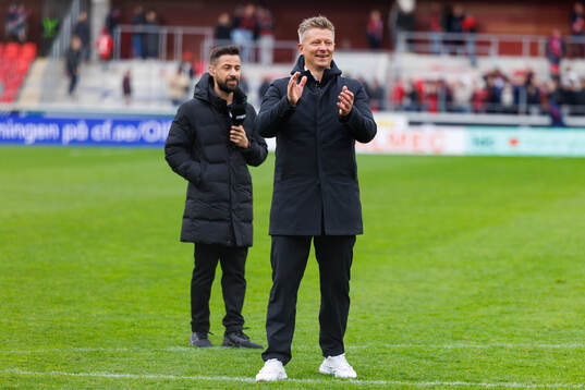 AIKs tränare Mikkjal Thomassen jublar