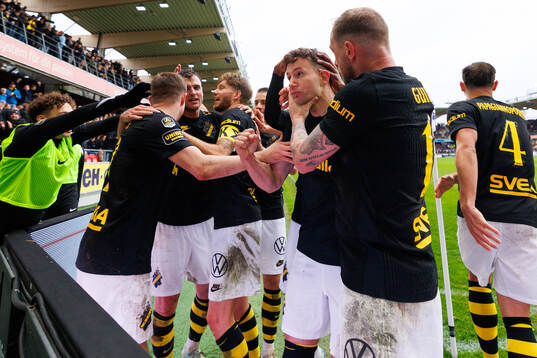 AIKs Bersant Celina och John Guidetti  jublar