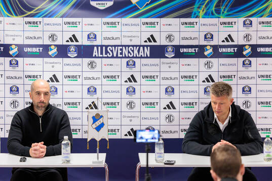 Östers tränare Martin Foyston och AIKs tränare Mikkjal Thomassen på presskonferens