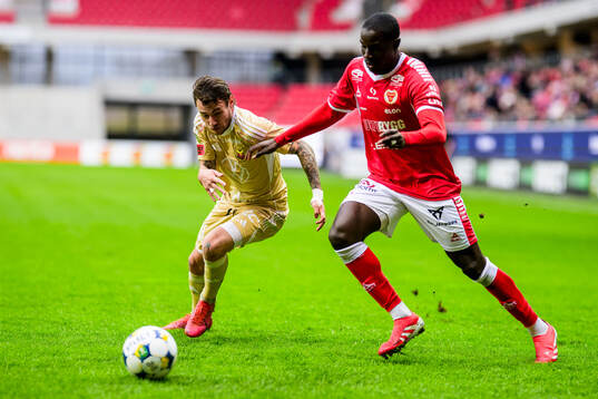 Östersunds Adrian Edqvist och Kalmars Aboubacar Keita