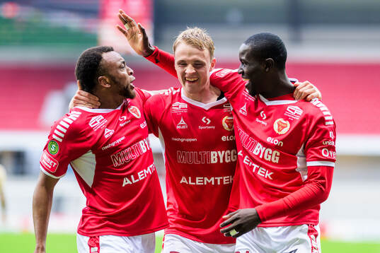 Kalmars Sivert Engh Øverby jublar, Abdussalam Magashy och Aboubacar Keita