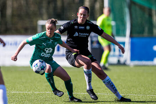 Nathalie Rønquist Jørgensen of HamKam and Sigrid Bloch-Hansen of KIL/Hemne