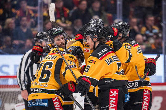 Luleås Marcus Hardegård jublar med lagkamrater