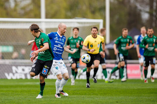 Varbergs Jesper Jonasson Westermark och Umeå FCs Stefan Lindmark