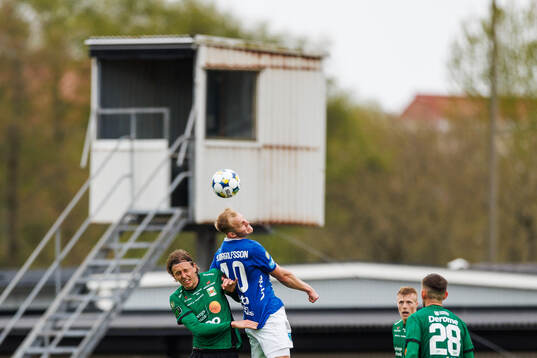 Varbergs Joakim Lindner och Umeå FCs Eythor Martin