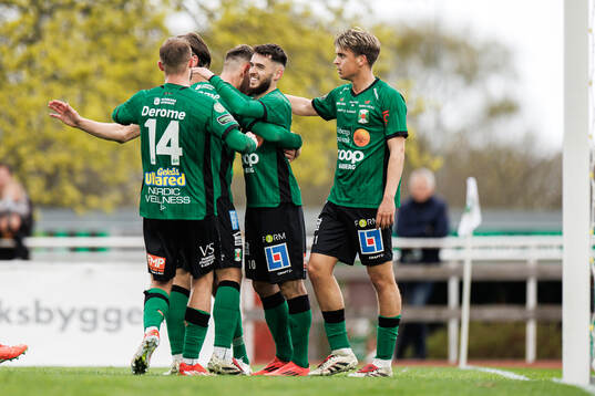 Varbergs Laorent Shabani jublar med laget efter mål