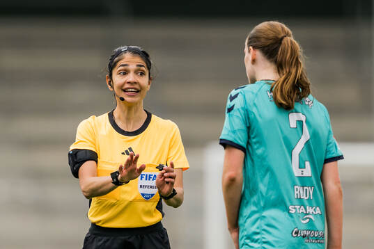 Domare Maral Mirzai och Kristianstads Sofia Reidy