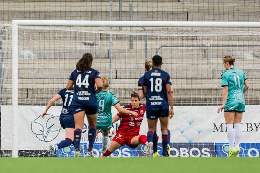 Kristianstads Remy Siemsen och Rosengårds målvakt Eartha