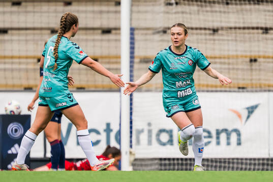 Kristianstads Remy Siemsen och Beata Olsson jublar