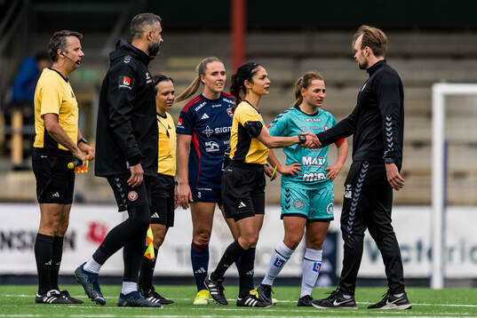 Domare Maral Mirzai och Kristianstads tränare Daniel Angergård