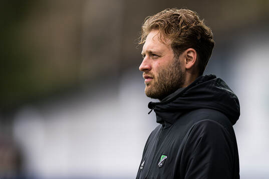 Martin Klemetsrud Lindmark, head coach of Hønefoss, ahead of the Toppserien football match between Hønefoss and Røa on April 22, 2025 in Hønefoss.