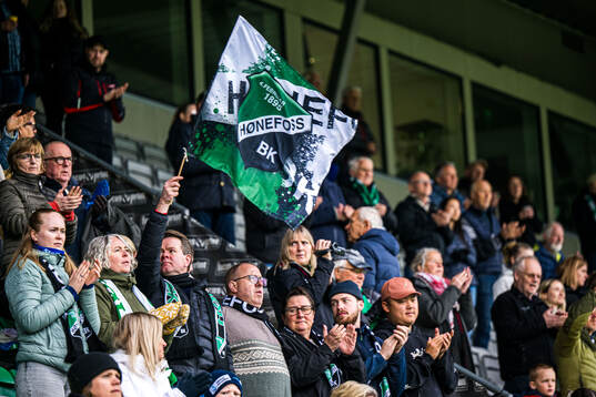 Spectators in the stands ahead of the Toppserien football match between Hønefoss and Røa on April 22, 2025 in Hønefoss.