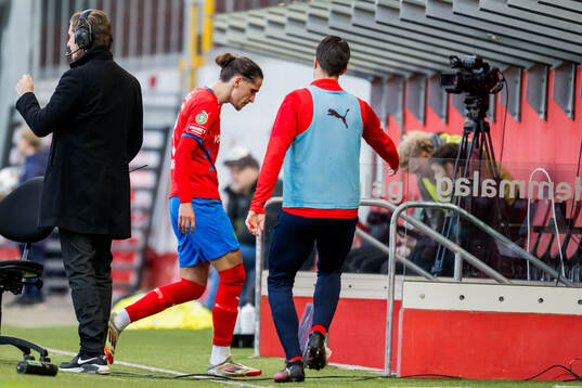 Helsingborgs Ervin Gigovic lämnar planen efter att ha fått rött kort