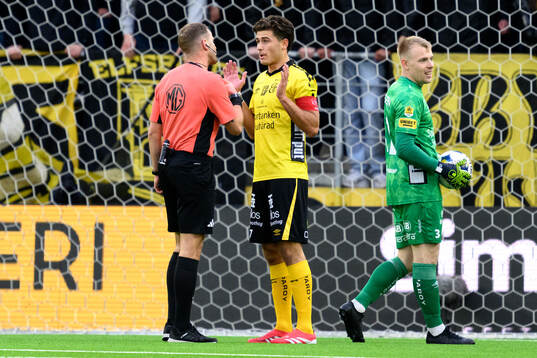 Elfsborgs Besfort Zeneli pratar med Domare Richard Sundell