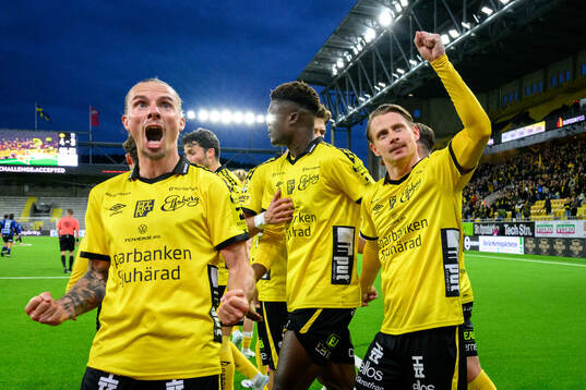 Elfsborgs Niklas Hult och Simon Hedlund jublar