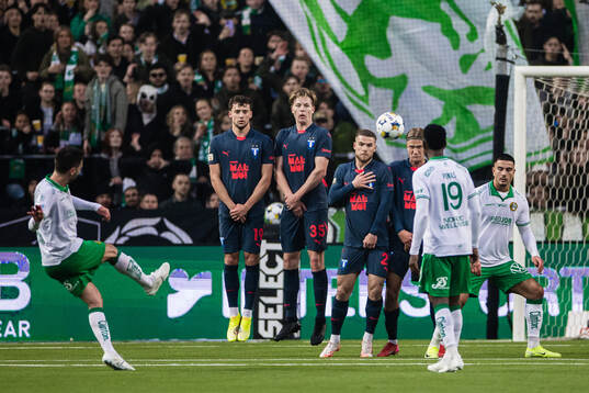 Hammarbys Nahir Besara med en frispark