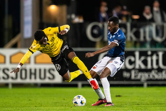 Mjällbys Calvin Kabuye och Halmstads Blair Sebastian Turgott