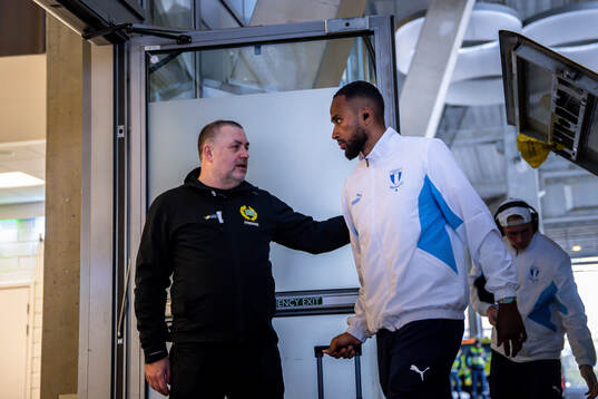 Malmö FFs Isaac Kiese Thelin anländer med laget till fotbollsmatchen i Allsvenskan mellan Hammarby och Malmö FF den 23 april 2025 i Stockholm. 