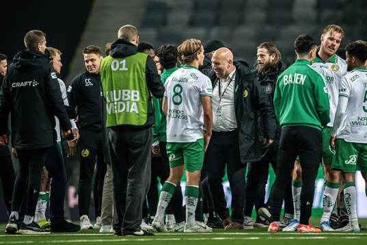 Hammarbys sportchef Mikael Hjelmberg jublar