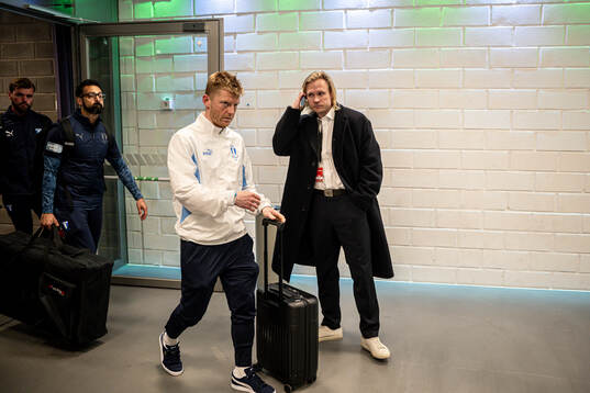 Malmö FFs Anders Christiansen och presskommunikatör Hjalmar Steenberg i mixade zonen