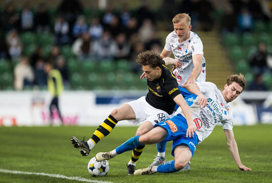 AIKs Victor Goncalves Andersson och Värnamos Johan Rapp