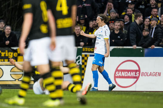 Värnamos Simon Thern jublar