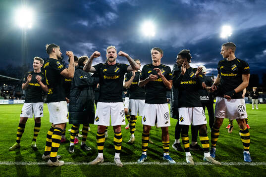 AIKs John Guidetti jublar med lagkamrater