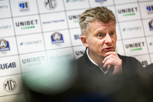 AIKs tränare Mikkjal Thomassen på presskonferensen