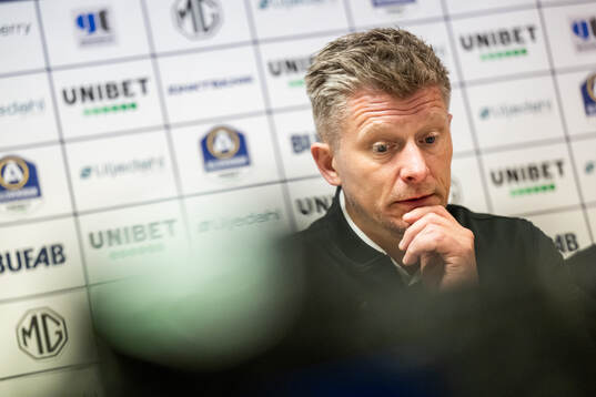AIKs tränare Mikkjal Thomassen på presskonferensen