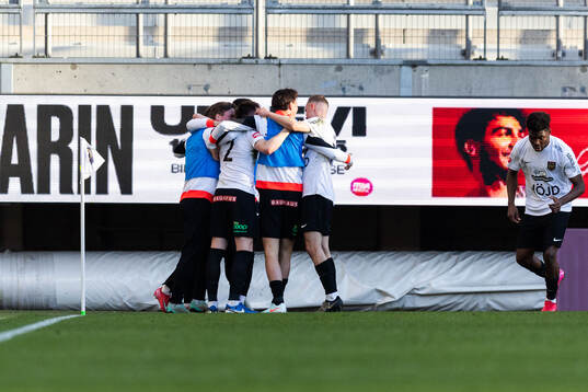 Brommapojkarnas Hlynur Freyr Karlsson jublar med lagkamrater