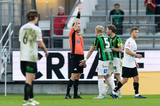 Domare Erik Mattsson delar ut ett rött kort till GAIS Robin Wendin Thomasson