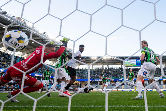 Brommapojkarnas Hlynur Freyr Karlsson skjuter 0-1 i mål