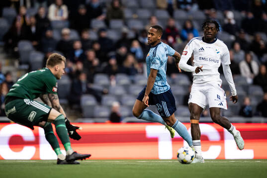 Östers målvakt Robin Wallinder och Kingsley Gyamfi mot Djurgårdens Zakaria Sawo