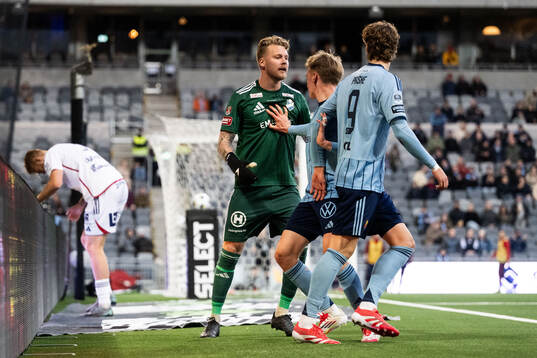 Östers målvakt Robin Wallinder i diskussion med