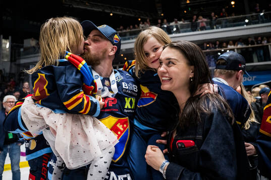 Djurgårdens Daniel Brodin jublar med familjen