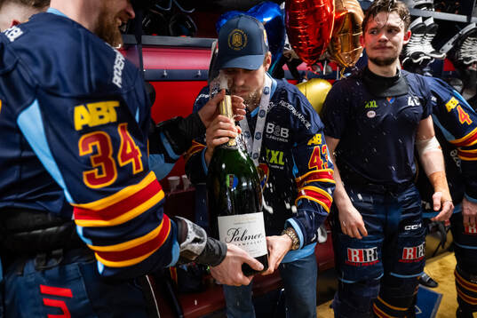 Djurgårdens Max Krogdahl jublar i omklädningsrummet