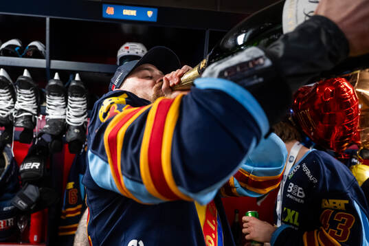 Djurgårdens Daniel Brodin jublar i omklädningsrummet