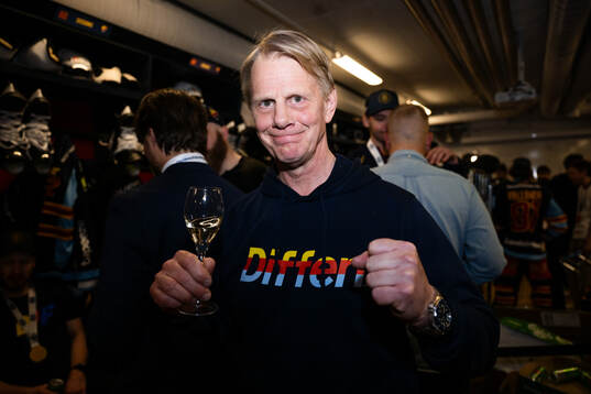 Djurgårdens sportchef Niklas Wikegård jublar i