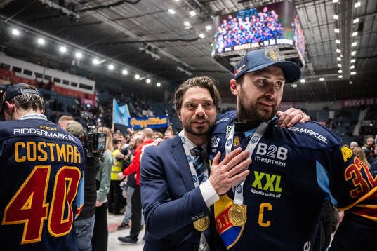 Djurgårdens assisterande sportchef Jacob Josefsson jublar