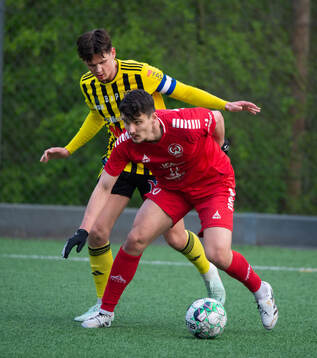Lineros Adonay Beyed och IFK Hässleholms Viktor Ahlgrebi matchen i division 2 mellan Linero IF och IFK Hässleholm i Lund 25 april 2025.