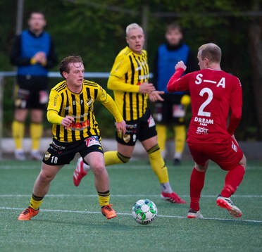 IFK Hässleholms Sam Hegdal lurar Lineros Adam Olofsson i matchen i division 2 mellan Linero IF och IFK Hässleholm i Lund 25 april 2025.